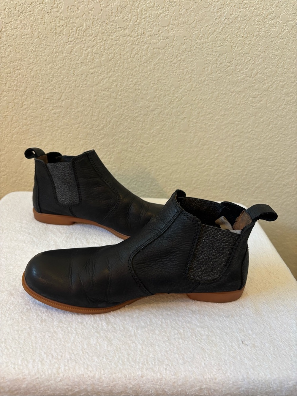 Kodiak Black Leather Chelsea Boots booties with Tan Sole